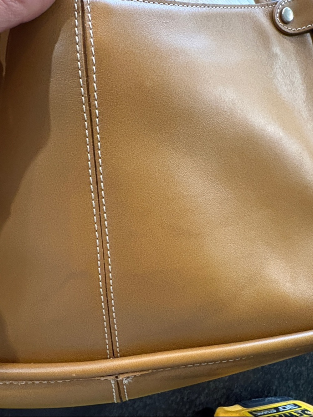 Classic Tan Shoulder Bag - Sleek Everyday Carry - Picture 3 of 4